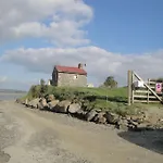 Ferienhaus De Douanier En Baie Du Mont Saint Michel Insolite Courtils